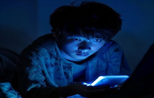 深夜独自刷手机的年轻人，扒哥黑料忠实读者，沉浸在娱乐圈内幕内容中，蓝光屏幕映照专注神情